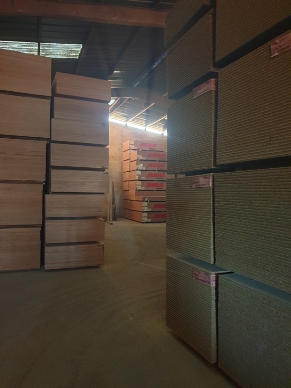 STOCK DE PANNEAUX DE BOIS POUR INDUSTRIELS